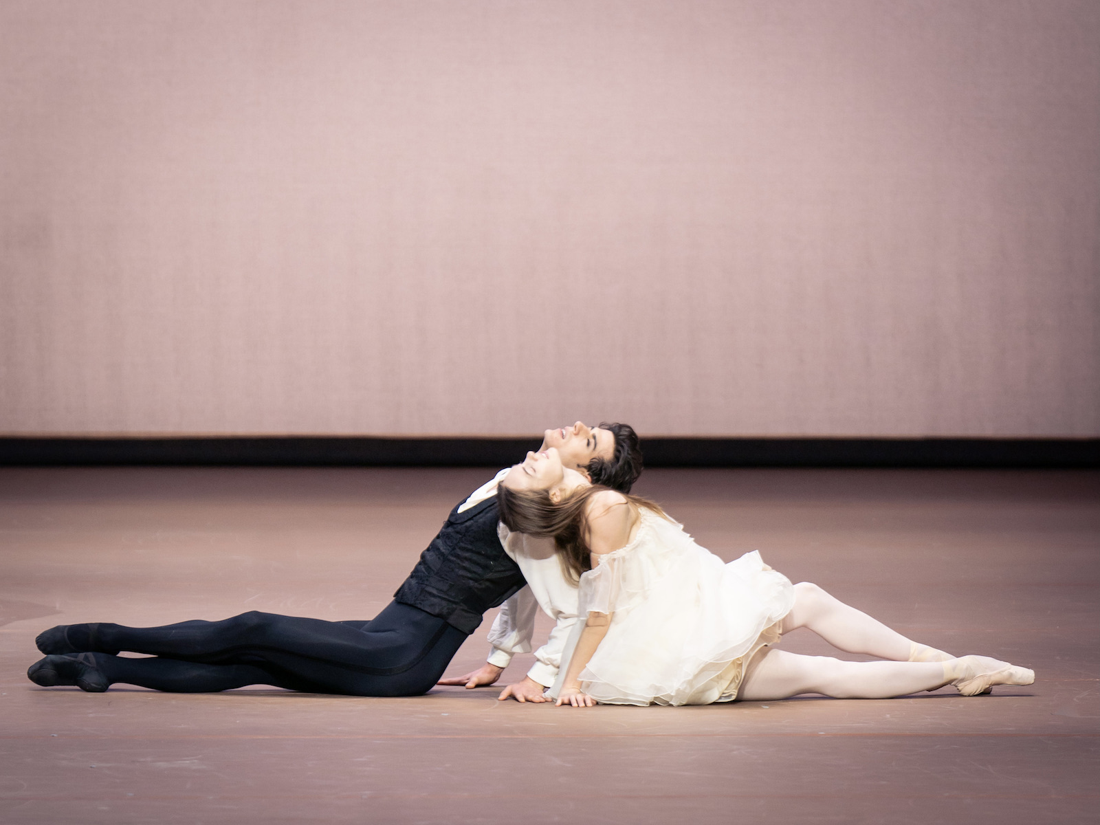Herzzerreißendes Pas de deux von Elena Bottaro und Davide Dato (© Vienna State Ballet/Ashley Taylor)