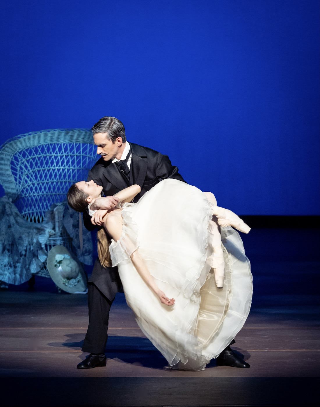 Der Vater Armands, Zsolt Török, hat sich an Marguerite schuldig gemacht. (© Vienna State Ballet/Ashley Taylor)