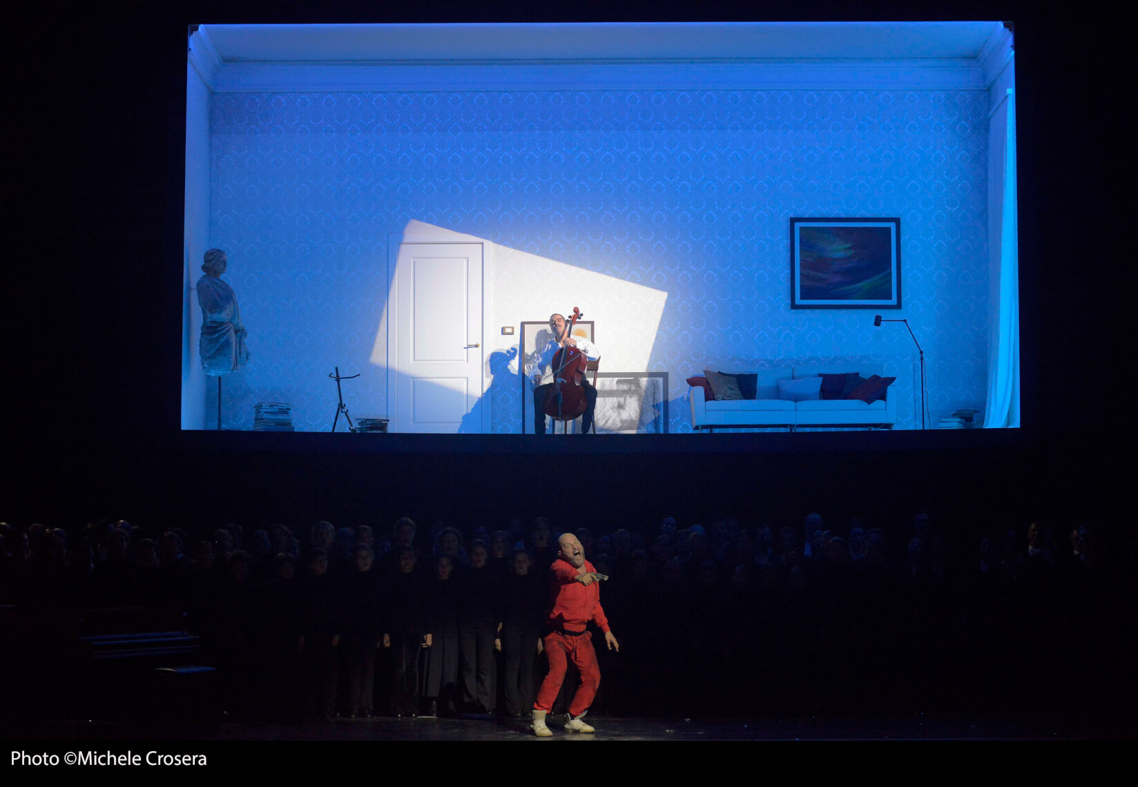 Faust erwartet Cello spielend den Tod, für Mefistofele ist er verloren. (© Michel Crosera)