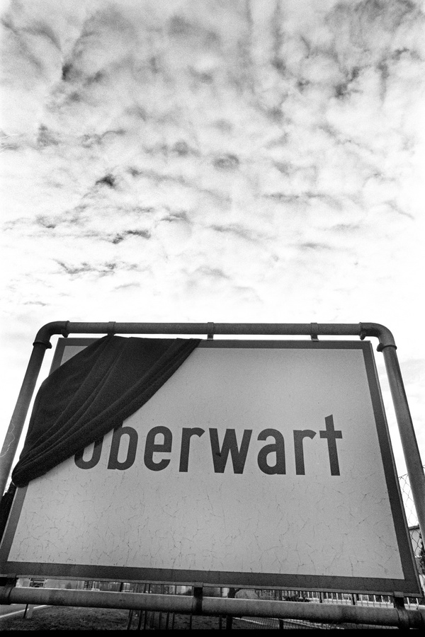 Oberwart, 6. 2. 1995, Foto: Heribert Corn. Die Wiener Wochenzeitung Falter veröffentlichte das Foto in seiner Ausgabe zu den Morden in Oberwart im Februar 1995 am Cover. Im Unterschied zu den meisten österreichischen Tageszeitungen und Zeitschriften verzichtete der Falter bewusst auf Fotos, die die Ermordeten zeigten.