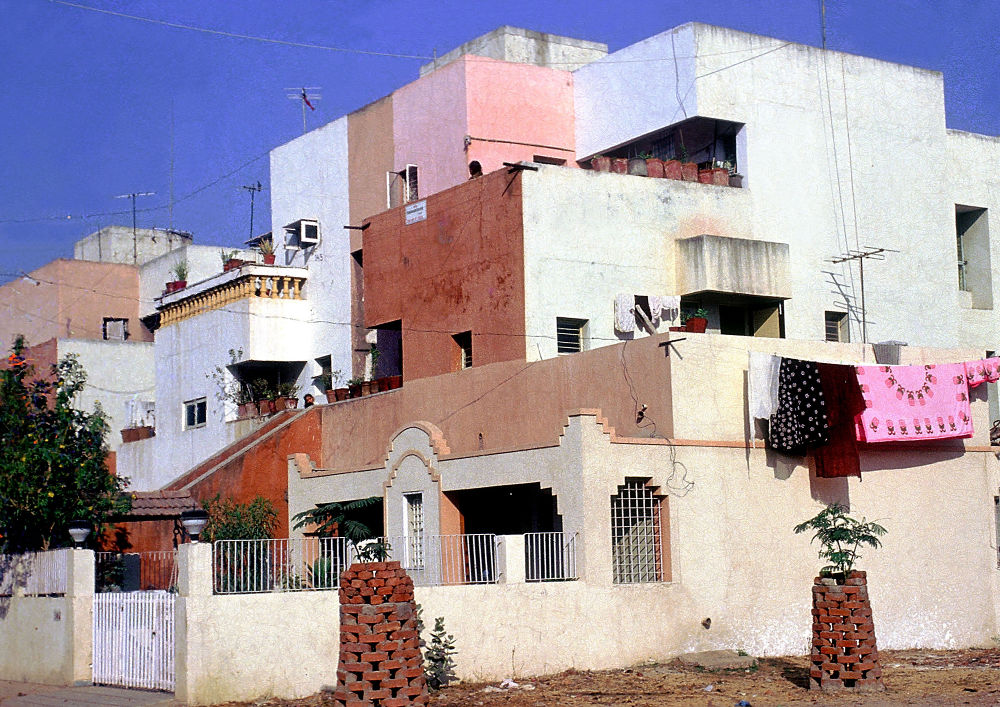 Beispiel für Erweiterungen der baulichen Grundstruktur durch Bewohner: »Housing for Life Insurance Corporation« (LIC), Ahmedabad, 1973 © Vastushilpa Foundation, Ahmedabad