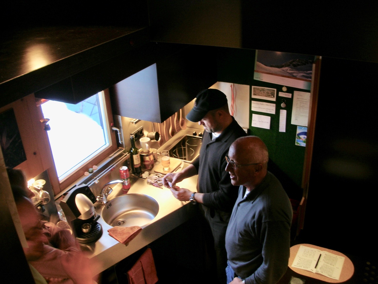 Architekt und Hausmeister in der Küche (© MPS)