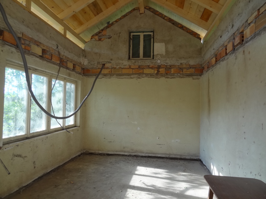 Das entkernte Ein-Raum-Haus mit neuem Dach (© M PS)