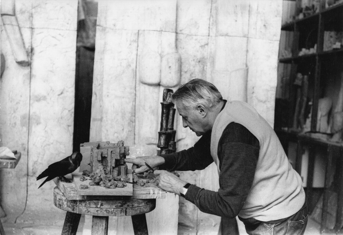 Fritz Wotruba in seinem Atelier bei der Arbeit an