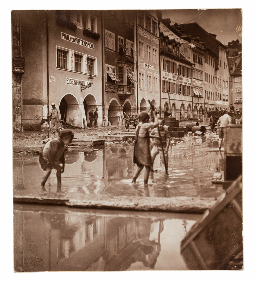 Feldkirch, Aufräumung (nach dem Hochwasser) in der