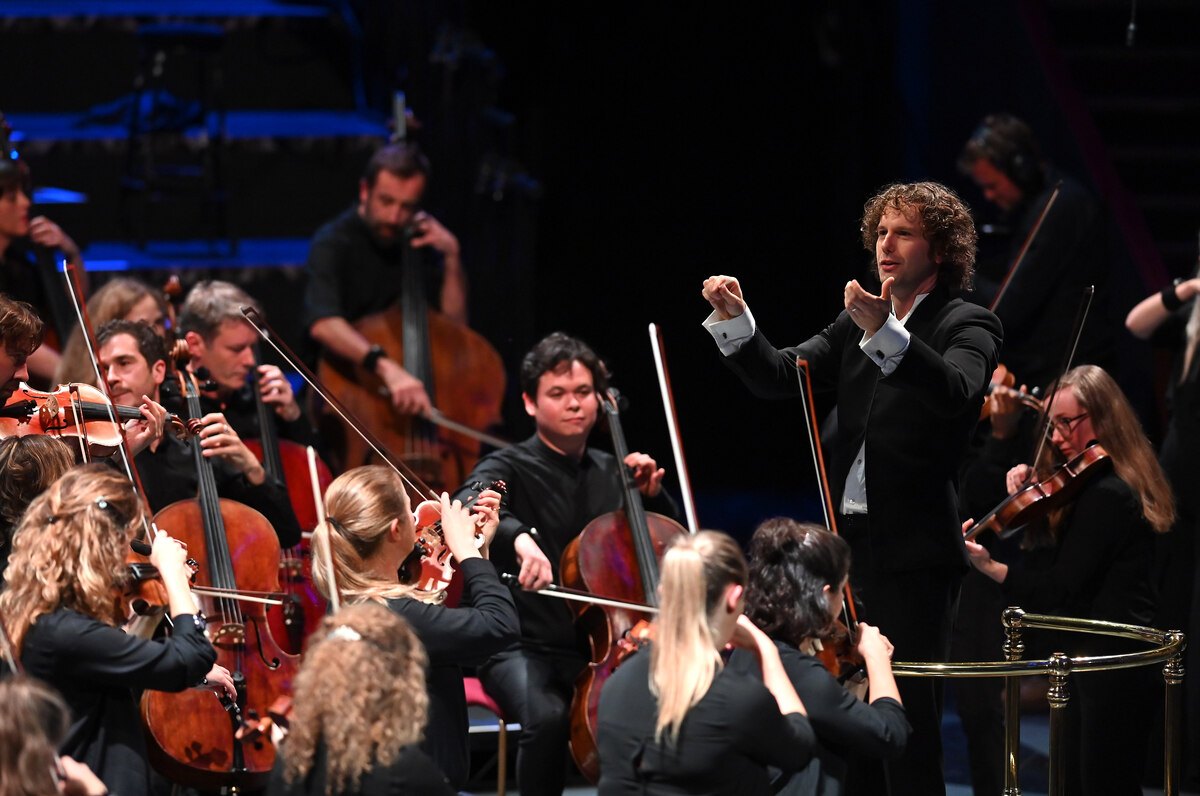 Aurora Orchestra and Nicholas Collon © BBC Mark