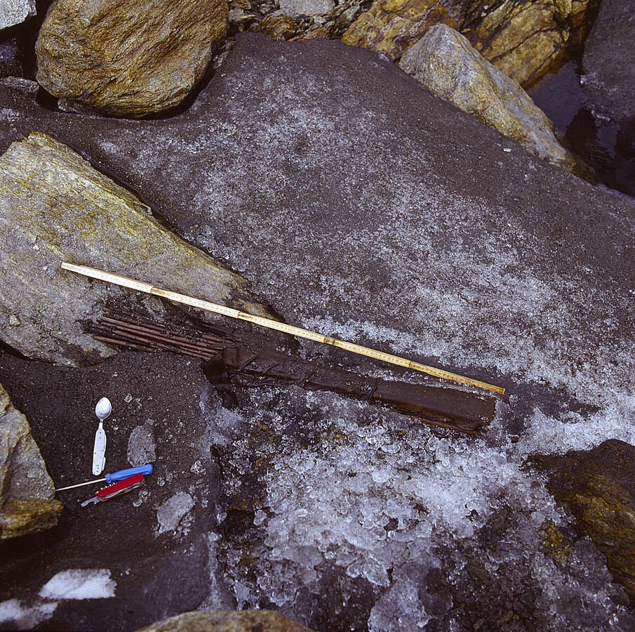 Ötzis Köcher mit Pfeilen, wie sie 1991 gefunden