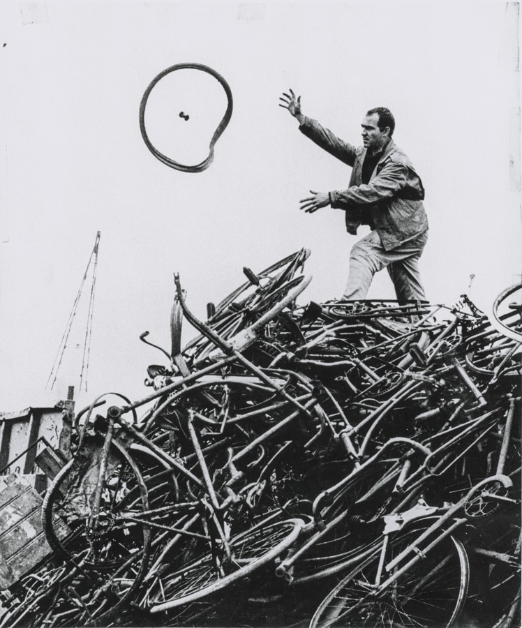 Jean Tinguely bei der Materialsuche, Paris, 1960,