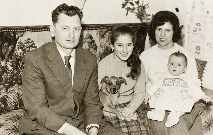 Familie Poletko in ihrem Wohnzimmer in Ludwigsfeld
