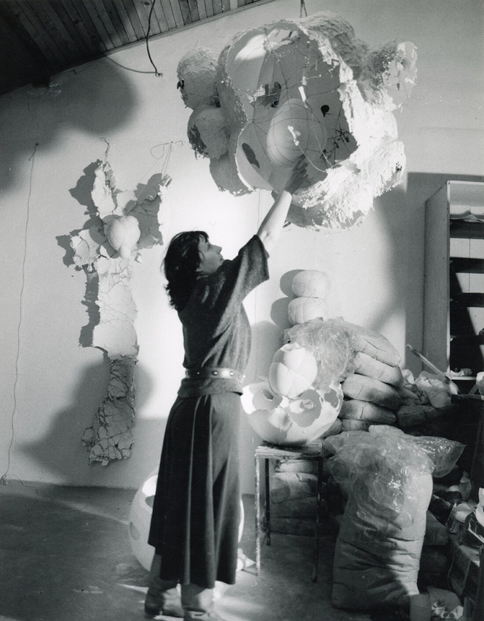 Anonym, Maria Bartuszová im Atelier mit Skulpturen