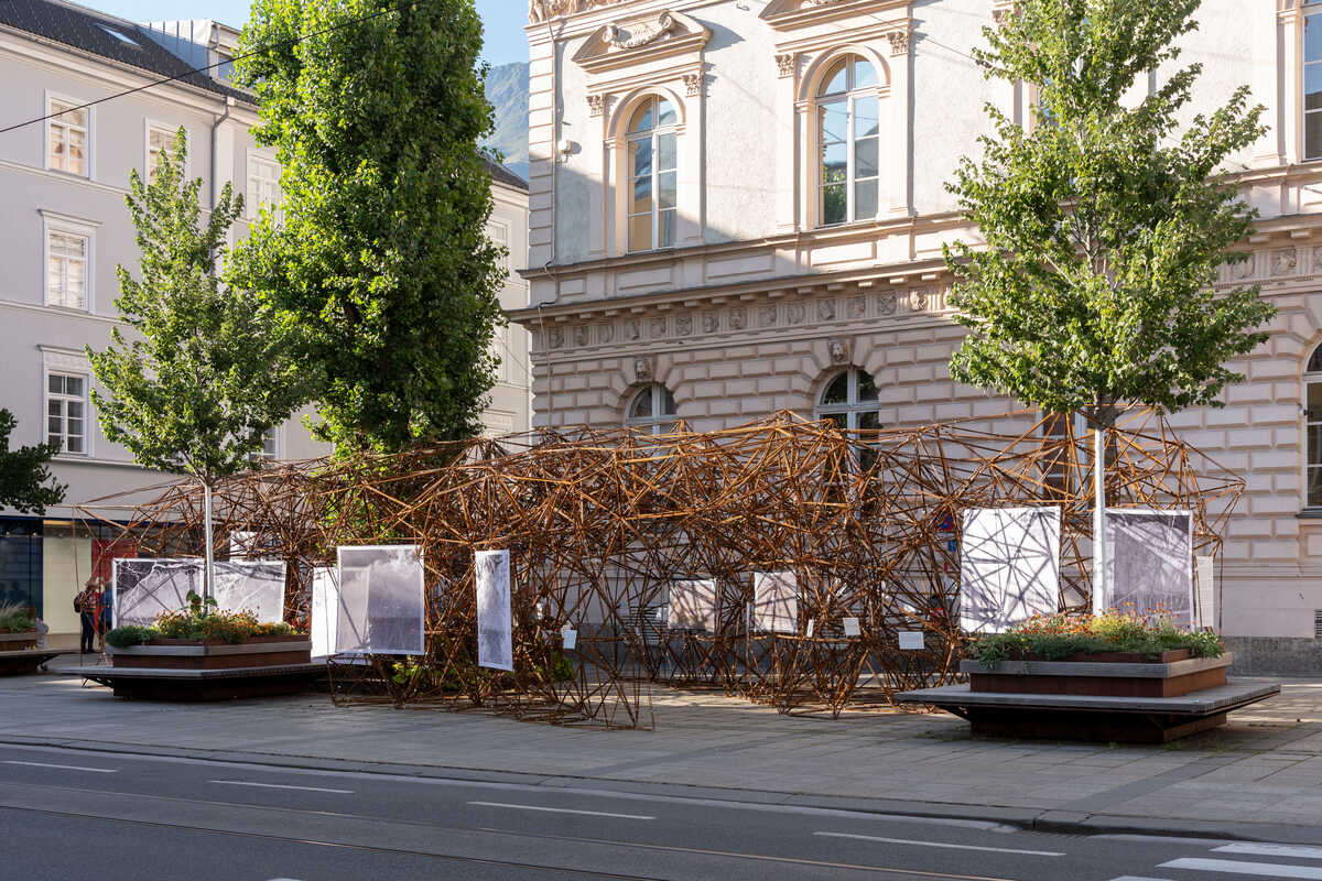 Die Installation zu „Memories of Memories“ vor dem Ferdinandeum. © Maria Kirchner