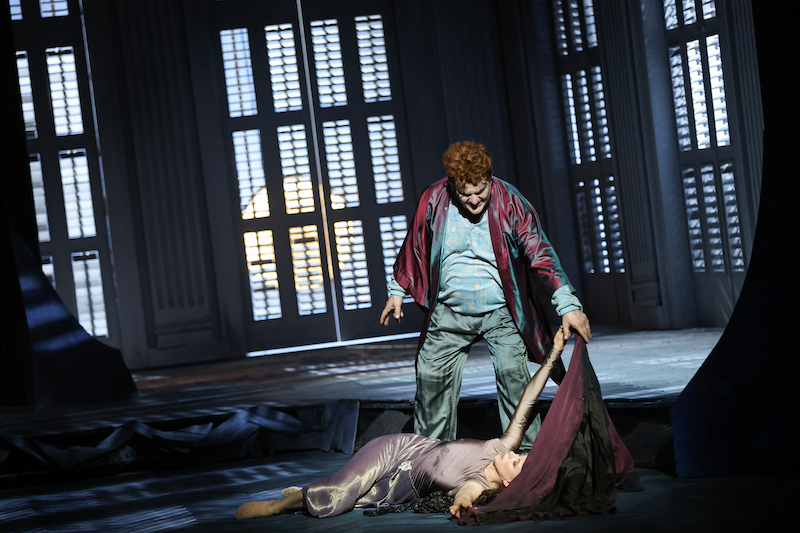 Übergriffig. Herodes ergötzt sich am Schleiertanz von Salome (© Barbara Pálffy/Volksoper Wien)