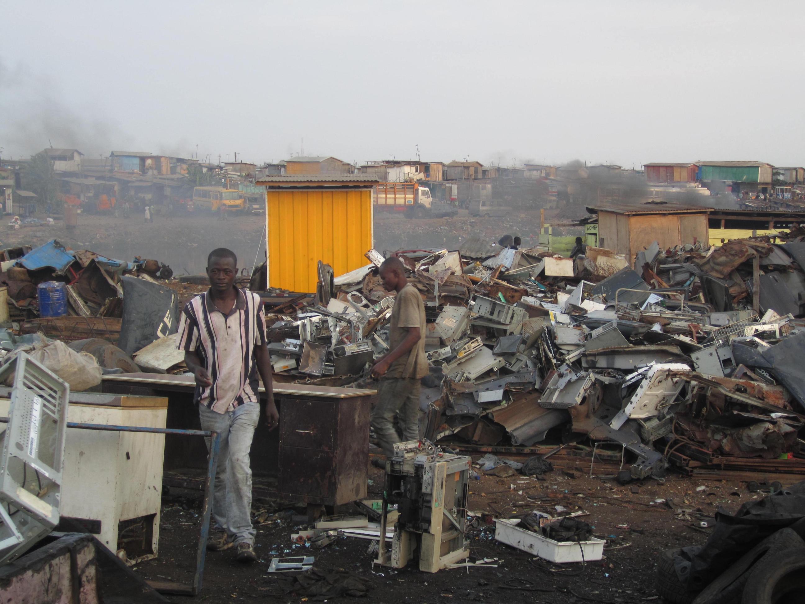 Elektronikschrott: Ghanesen arbeiten in Agbogbloshie bei Accra (© Marlene Napoli/ CC BY-SA 1.0) 