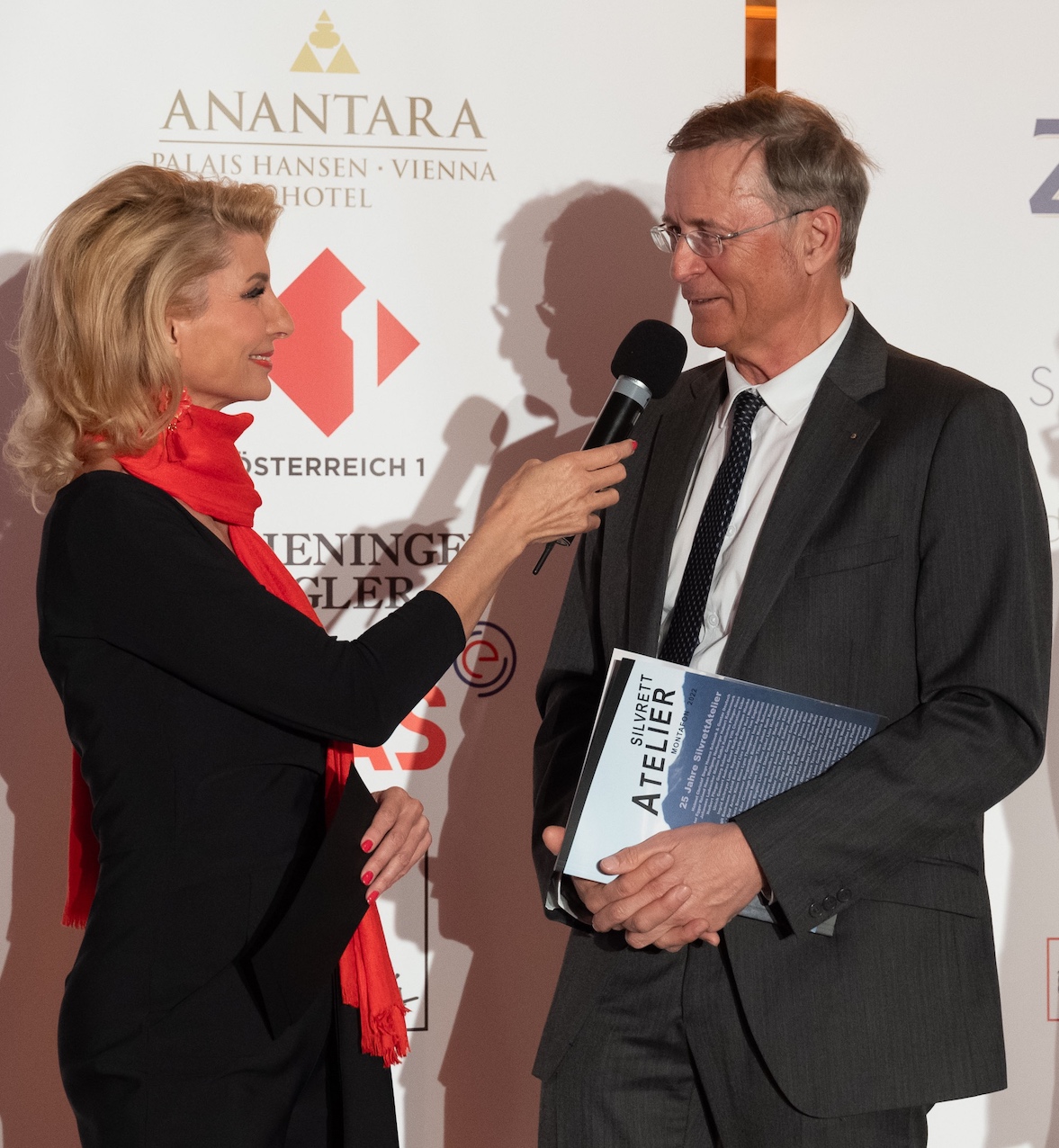 Nadja Mader überreicht den Maecenas-Anerkennungspreis an KFM-Leiter Roland Haas (© Fotoatelier Schörg)