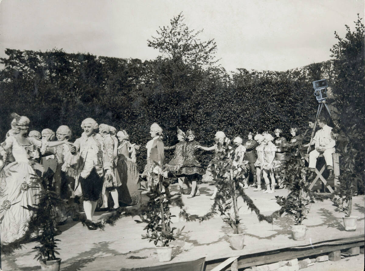 Der Rosenkavalier (Film) Barocke Tanzszene während des Maskenfests im Park von Schloss Schönbrunn Foto: Pan Film AG, 1925 © KHM-Museumsverband, Theatermuseum