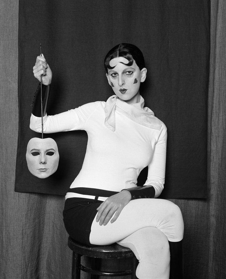 Gillian Wearing, Me as Cahun Holding a Mask of My Face, 2012  © Gillian Wearing, courtesy Maureen Paley, London, Tanya Bonakdar Gallery, New York and Regen Projects, Los Angeles / Sammlung Verbund, Wien erworben 2012