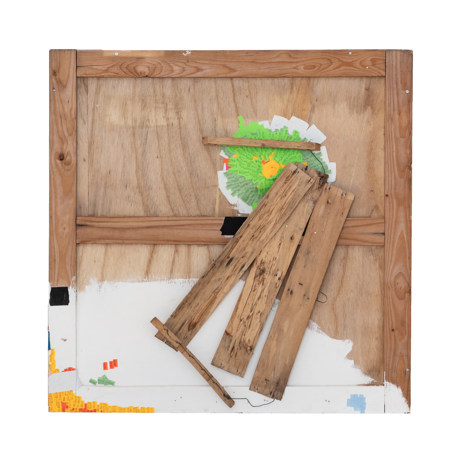 Ohne Titel (green mountains crate wood), Mischtechnik auf Holz, Draht, Preisschilder, 92 x 92 cm © Archiv Martin Roth / Jorj Konstantinov