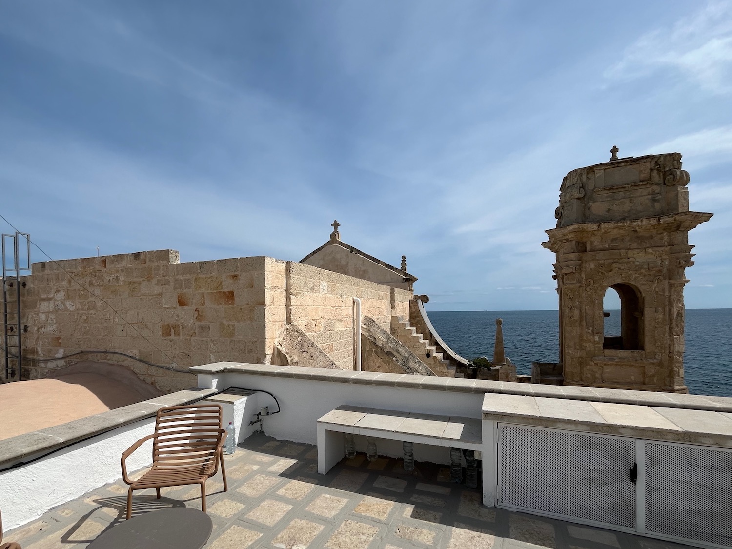 Fronte di Mare, am Kirchturm vorbei: Ausblick von der Dachterrasse (© MPS)