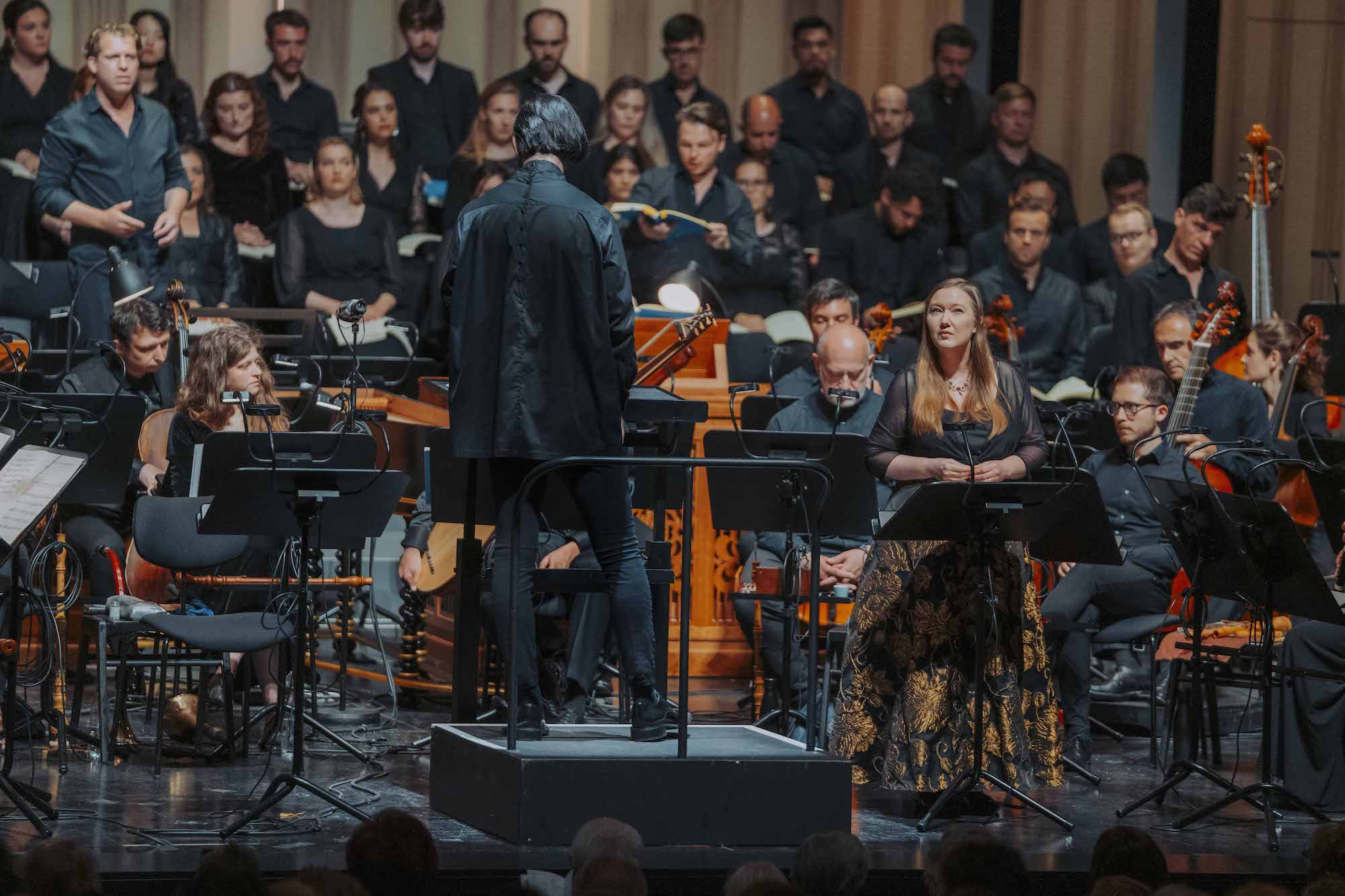 Teodor Currentzis dirigiert sein Utopia Chor und Orchester (© Marco Borrelli)