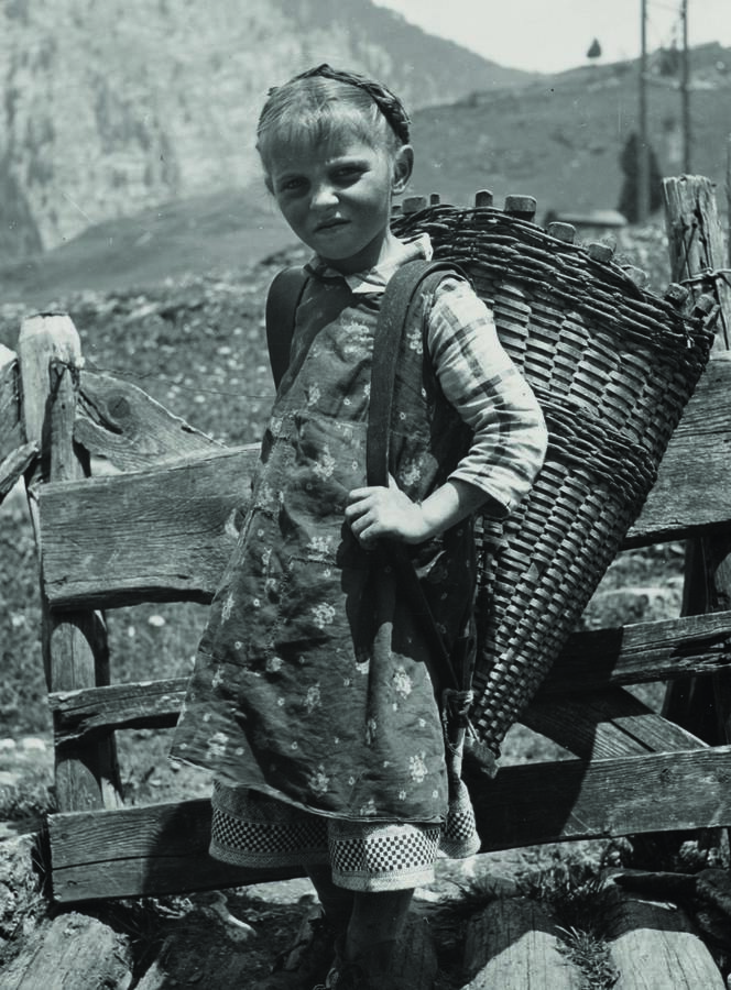 Bauernmädchen Cäcilia Schmidig, Fotografiert von Leonard von Matt um 1942, Platten Bisisthal  © Leonard von Matt / Fotostiftung Schweiz 