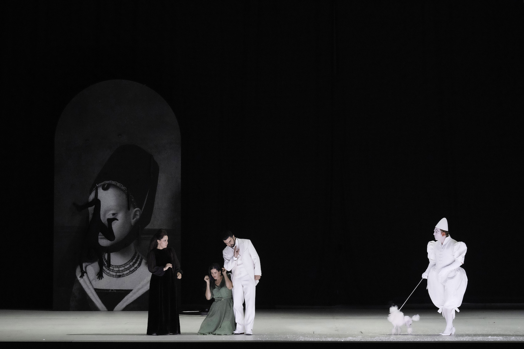 Manieristischer Auftritt: Nadezhda Pavlova (Donna Anna), Federica Lombardi (Donna Elvira), Davide Luciano (Don Giovanni), Julian Prégardien (Don Ottavio) (© SF/Monika Rittershaus)