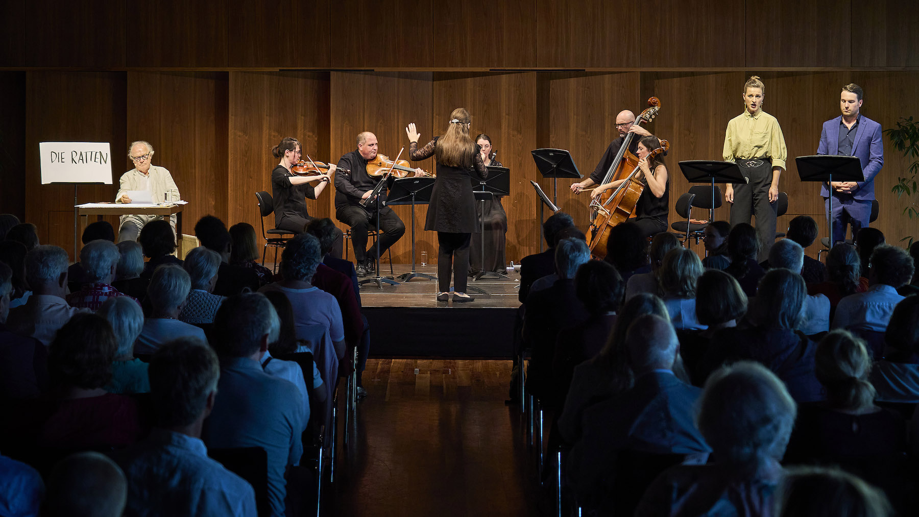 Michael Köhlmeier liest, Karen Ni Bhroin dirigiert, Corinna Scheurle und Maximilian Krummen singen. (© Anja Koehler)