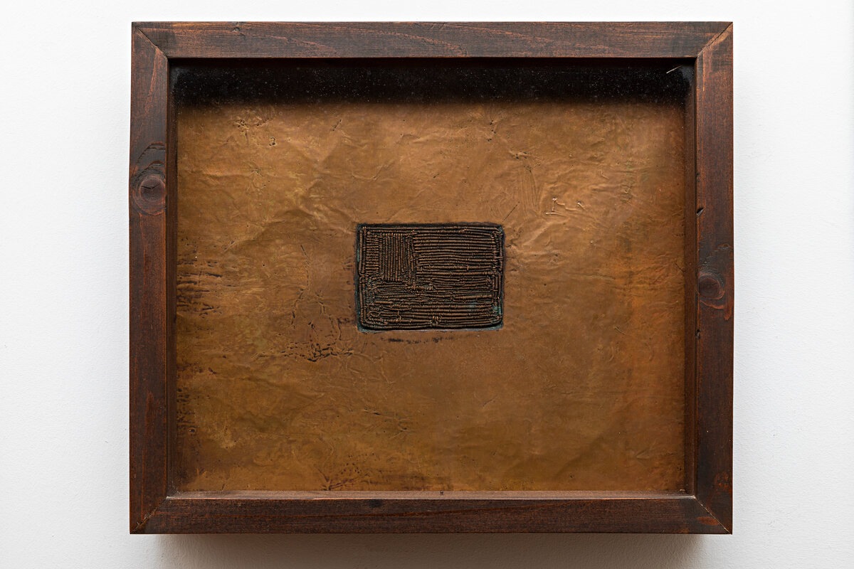 Zbyněk Sekal, Ohne Titel, 1986, Wicklung in Kupferplatte, Holz, Glas, 33,5 x 39,3 x 5,4 cm, Sammlung Roswitha u. Konstantin Kleffel