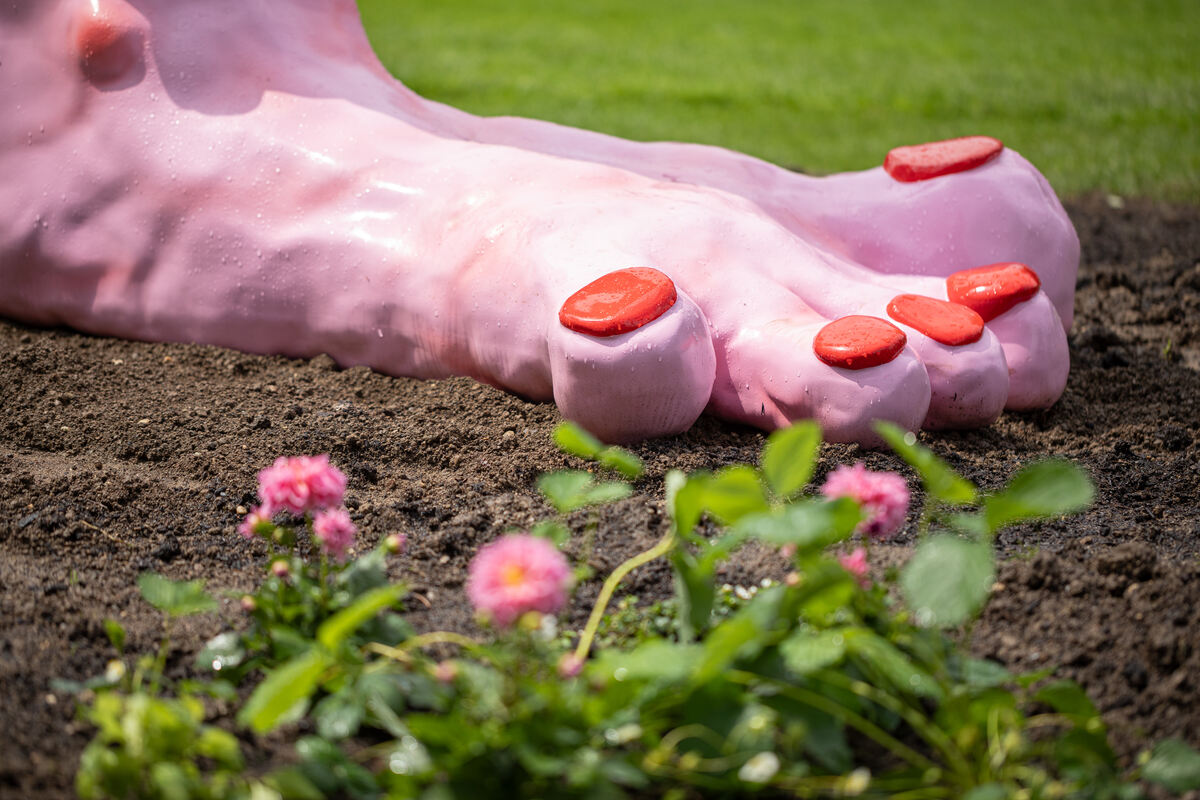 Mika Rottenberg, Foot Fountain (pink), 2024 Edition of 3 + 2AP Acrylic resin, glass fiber, stainless steel, polyurethane paint, water technology, bituminous 300 x 184,9 x 106,6 cm Installation view of Mika Rottenberg. Antimatter Factory at Museum Tinguely, Basel, 2024 © Mika Rottenberg, Courtesy the artist and Hauser & Wirth Photo: 2024 Museum Tinguely, Basel; Matthias Willi