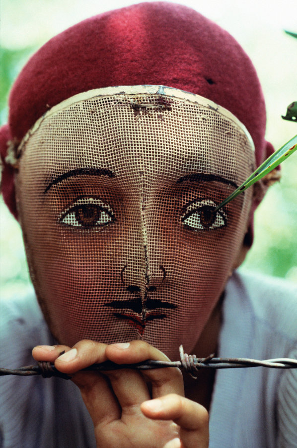 Susan Meiselas: Die traditionelle Tanzmaske der Indios aus der Ortschaft Monimbó wurde im Kampf gegen das Somoza-Regime von den Rebellen genutzt, um ihre Identität zu verbergen; Nicaragua, 1978. Inkjetd Druck, 70 x 50 cm; © Susan Meiselas / Magnum Photos