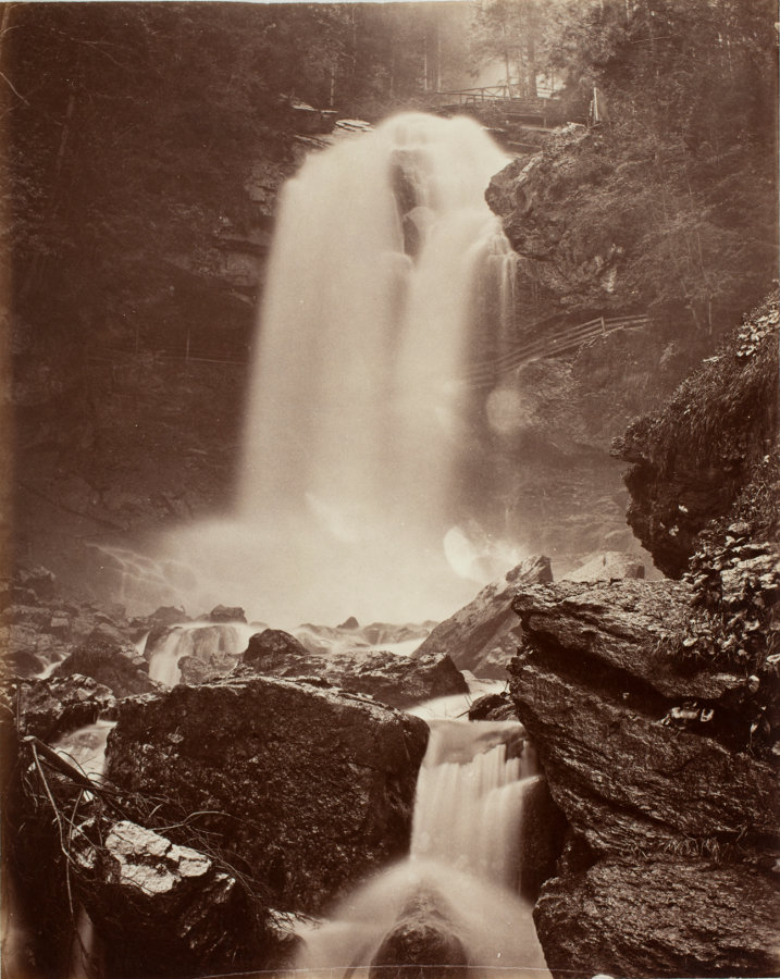 Adolphe Braun: Griesbach-Wasserfall bei Brienz, um 1875. Albuminpapier; Münchner Stadtmuseum, Sammlung Fotografie