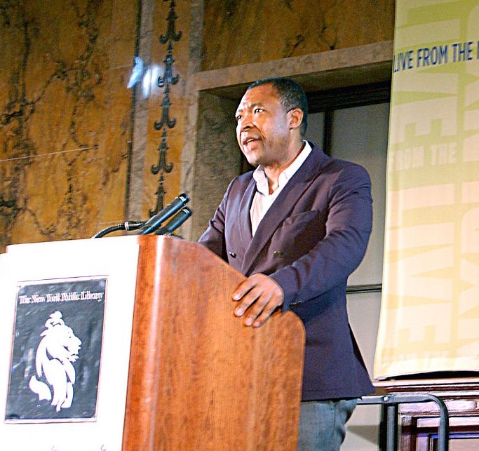 Okwui Enwezor im Jahre 2019 (Bild: Wikipedia/Andrew Russeth/ CCO)