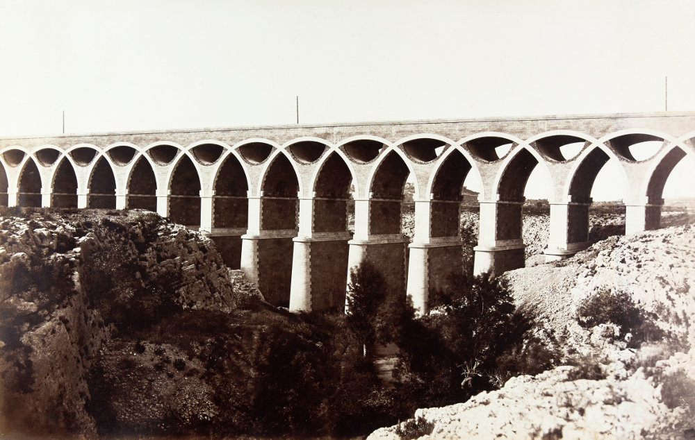 Édouard Baldus: Viaduc de St. Chamas. Albuminabzug, aus dem Album: Chemins de fer de Paris à Lyon et à la Méditerranée, 1861–1863