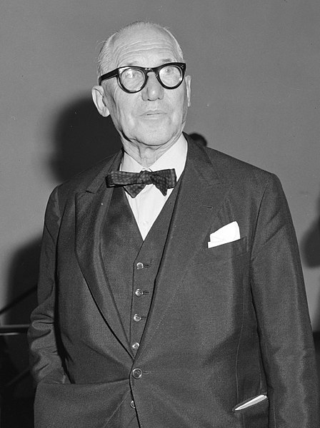 Le Corbusier 1964 im Amsterdamer Stedelijk Museum (Foto: Joop van Bilsen/ CC0 1.0)