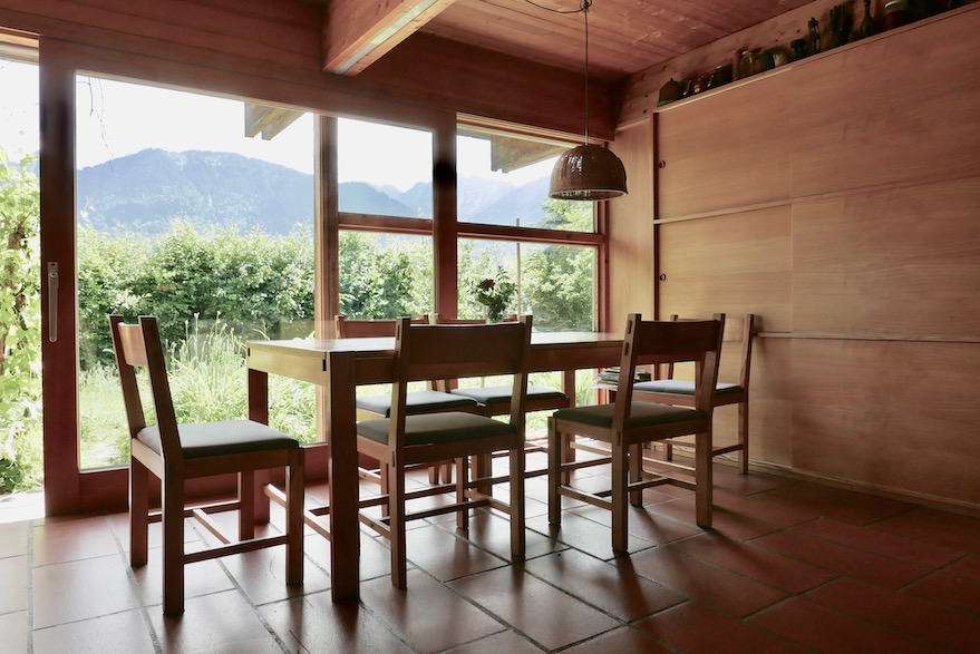 Auch Tisch und Sessel sind vom Architekten designt. (© MPS)