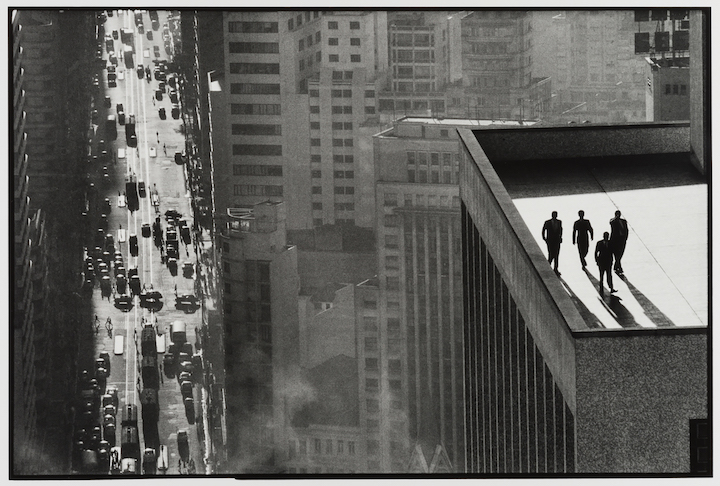 René Burri, Quatre hommes sur le toit, São Paulo, Brésil, 1960. © René Burri / Magnum Photos. Fondation René Burri, Courtesy Musée de l’Elysée, Lausanne