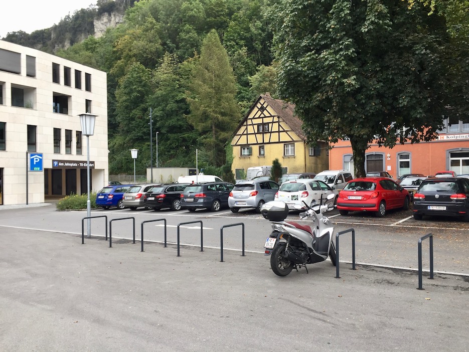 Enttäuschend: Der Jahnplatz ist ein Parkplatz (© M PS)