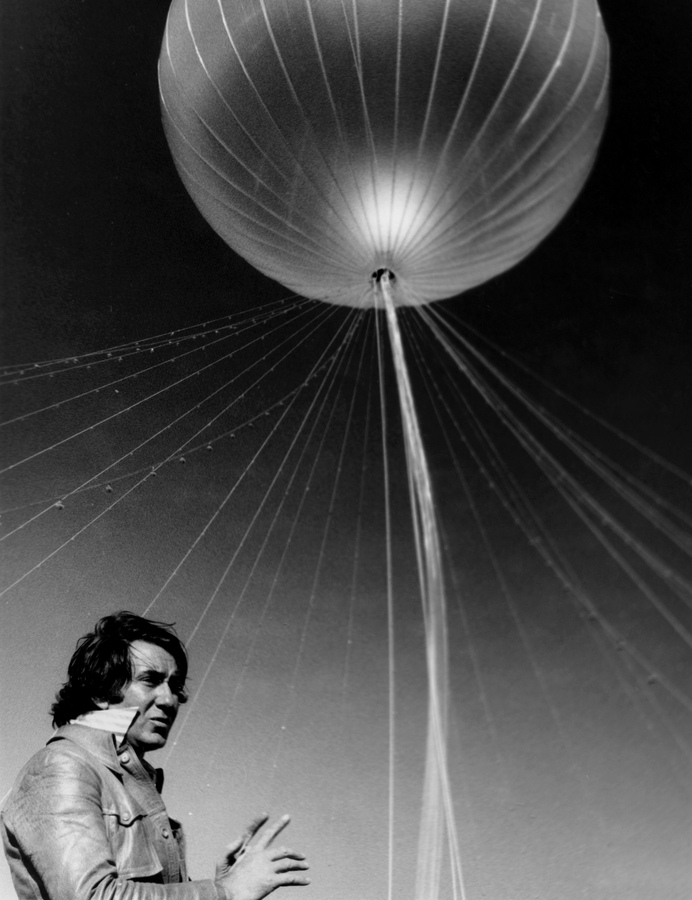 Otto Piene mit Tent II Sky Event für Lichtspur im Haus der Sonne, WDR3, 1974 © 2024 ProLitteris, Zürich: Otto Piene Estate, Foto: Otto Piene Archiv