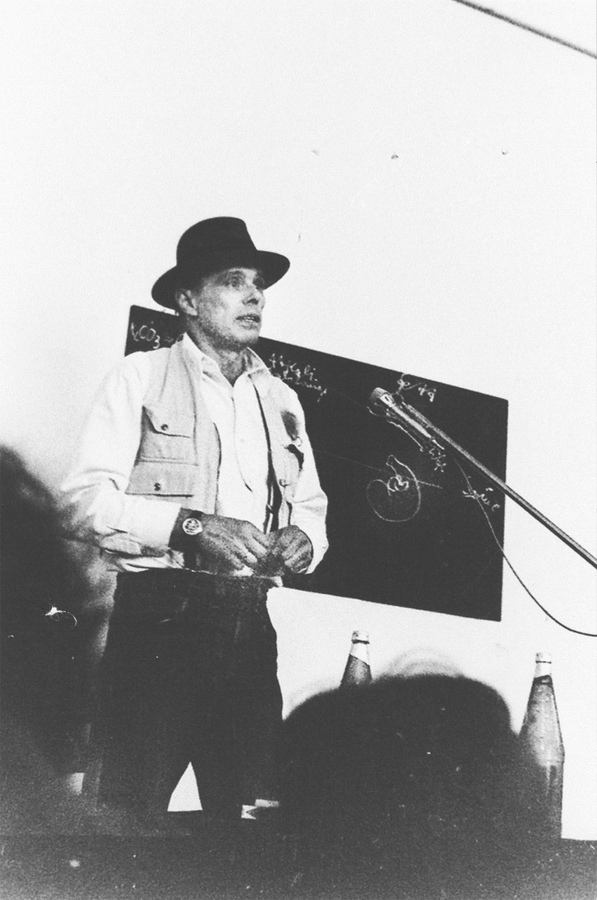 Joseph Beuys während seines Vortrags in der