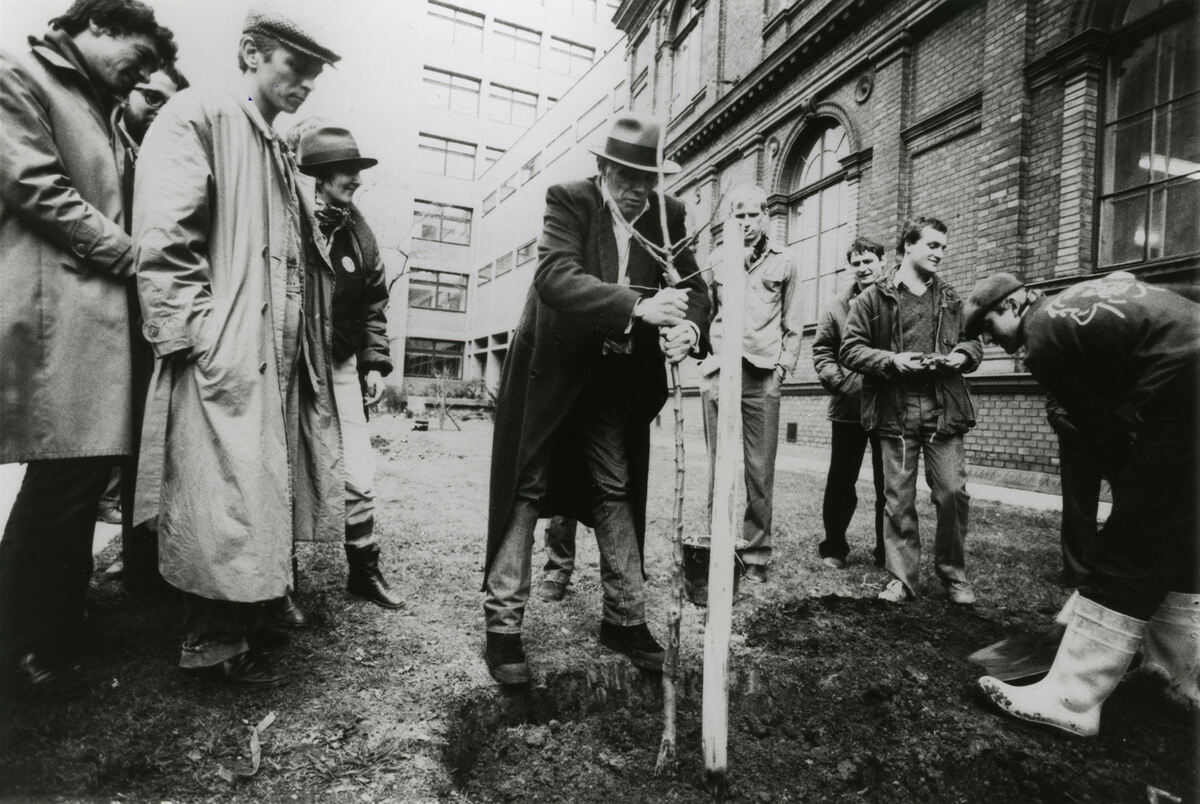 Joseph Beuys, Baumbepflanzung im Garten und vor