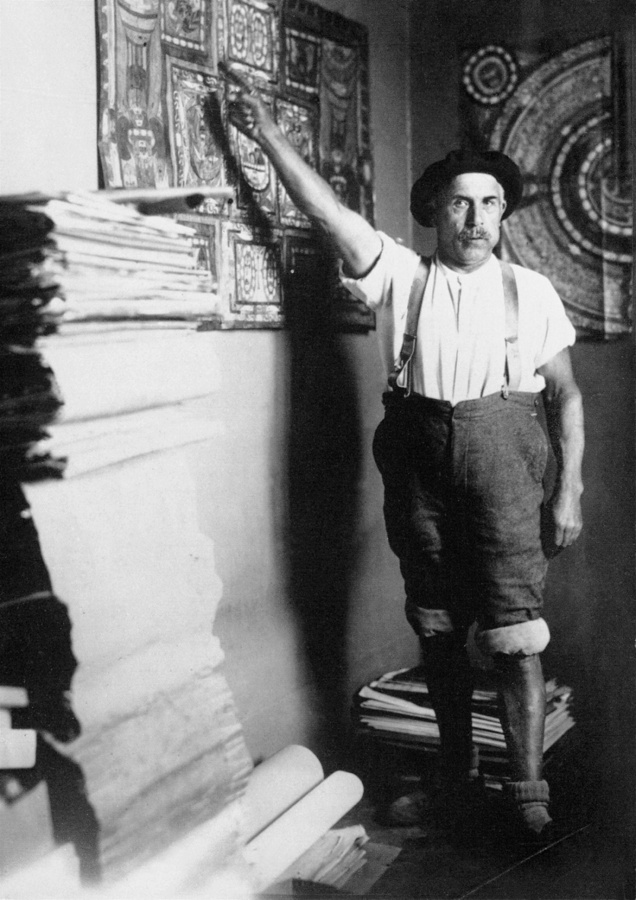 Adolf Wölfli in seiner Zelle neben einem Stapel