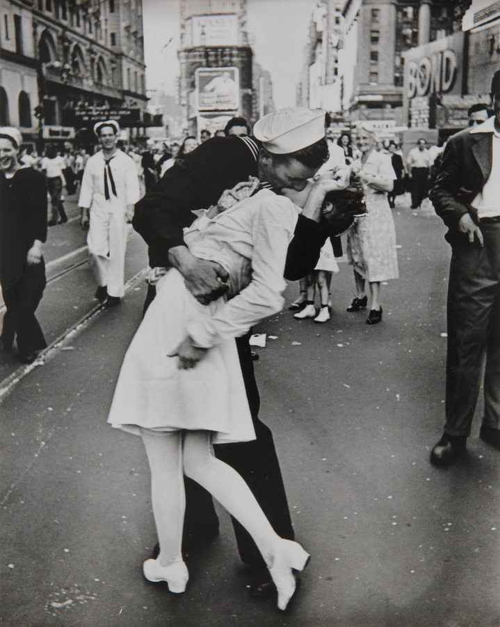 Alfred Eisenstaedt, V-J Day (Kiss), Times Square,