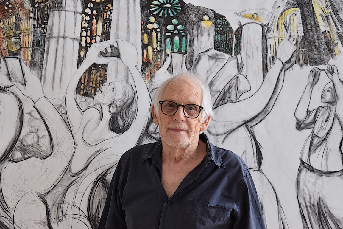 Der Künstler Rainer Wolf vor seinem Sagrada Famila
