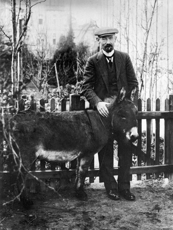 August Gaul mit Esel Fritze, um 1910 © Städtische
