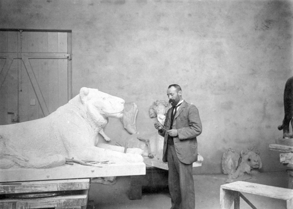 August Gaul bei der Arbeit am "Ruhenden Löwen" für
