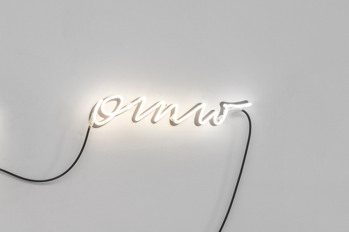 Brigitte Kowanz «omw», 2020 Neon, Aluminium, Lack 