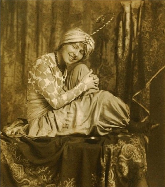 Sophie Taeuber-Arp 1914 als Odaliske verkleidet (©