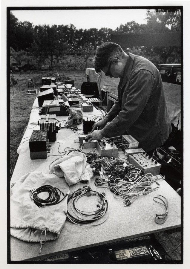 David Tudor am Elektronik-Tisch, späte 1960er