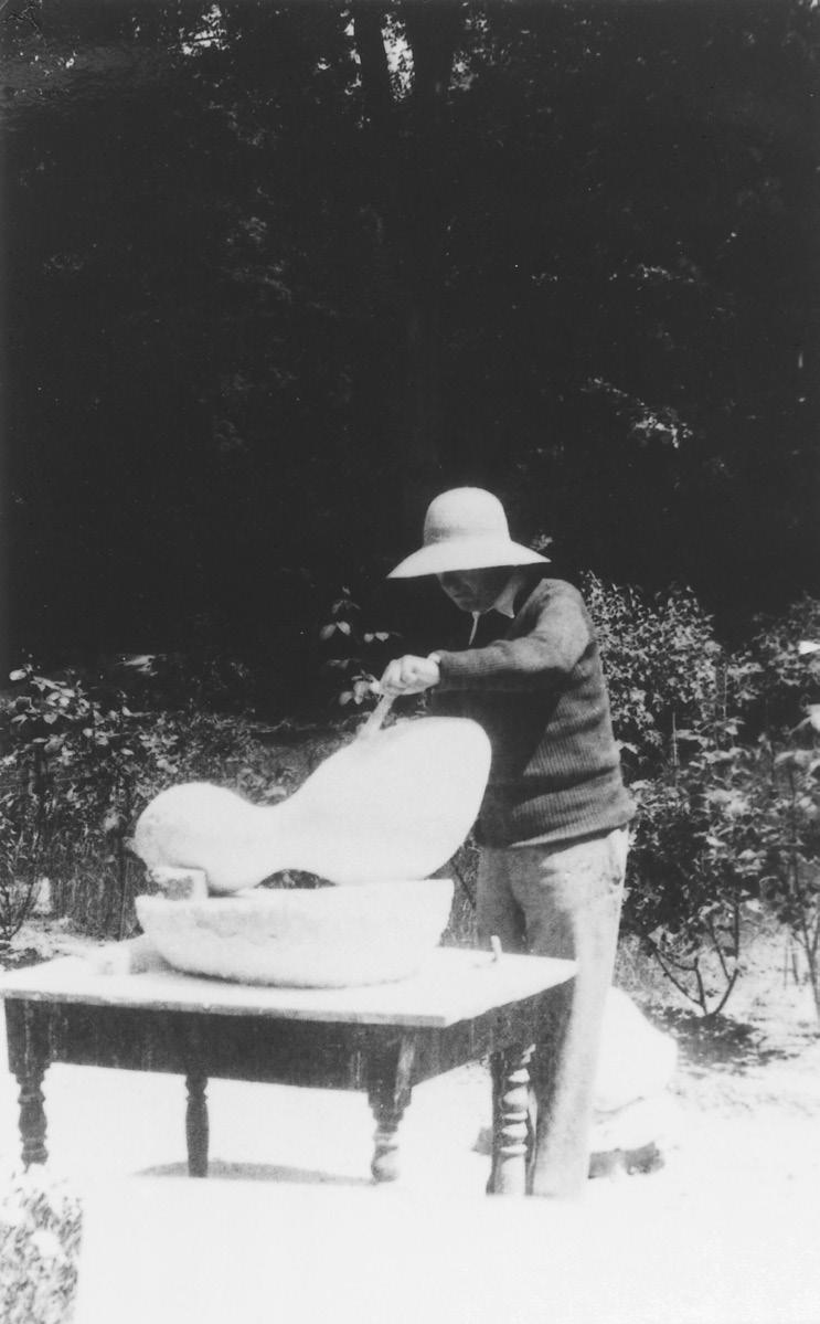 Hans Arp in seinem Garten in Clamart, 1932,