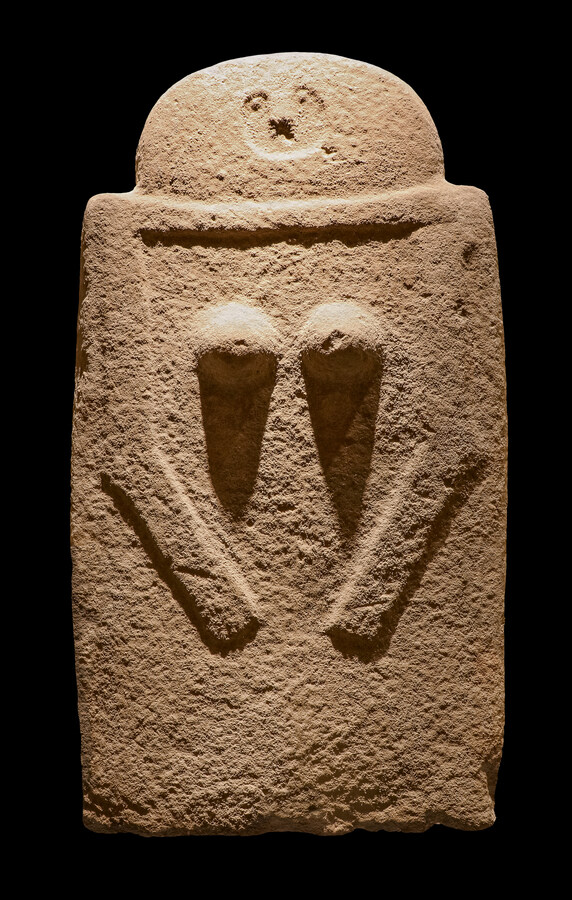 Moncigoli I,  Weibliche Stele mit U-förmigem
