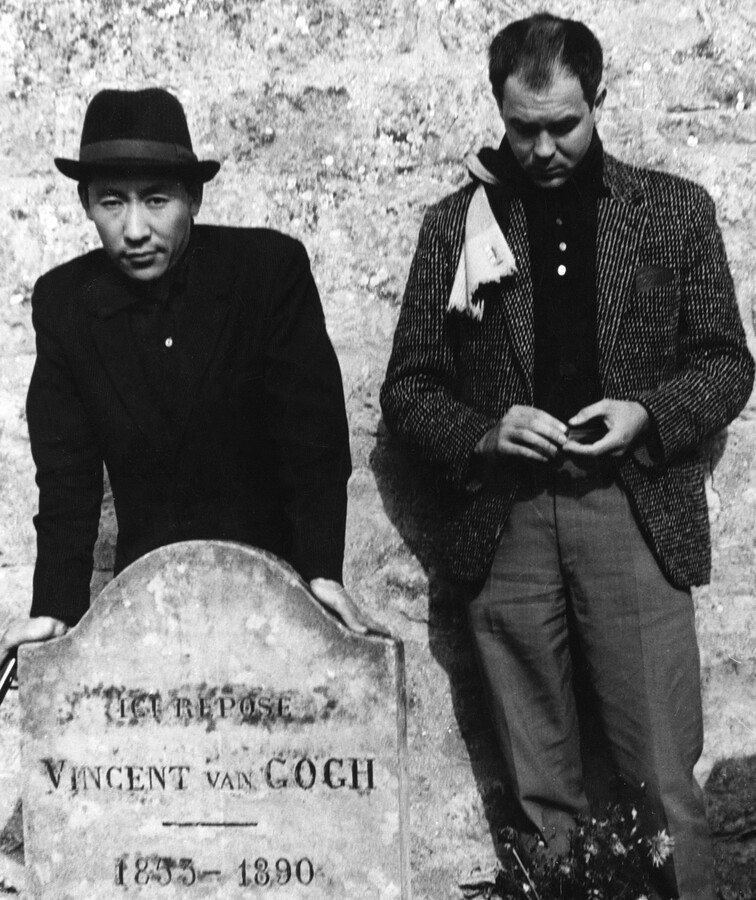Adolf Frohner mit Park Seo Bo am Grab von Vincent